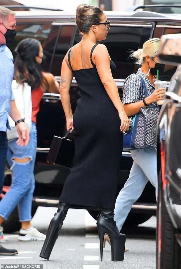 Lady Gaga xuống phố với giày cao gần 30cm-3