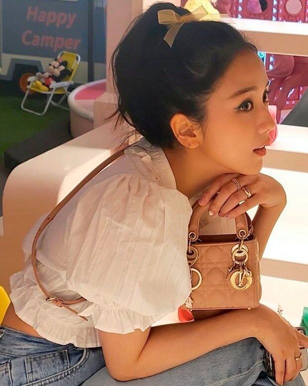 Hàng loạt các nàng thơ Dior “check-in” cùng Dior Micro Bag