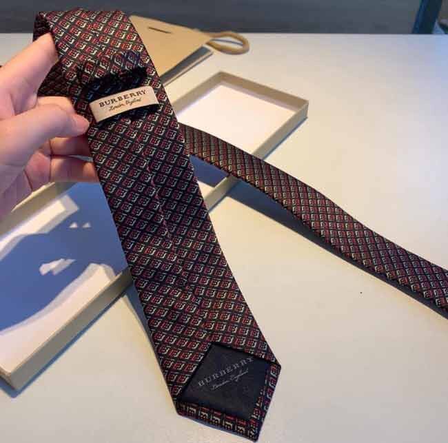 Những phụ kiện tinh tế giúp cho bộ suit nam thêm lịch lãm