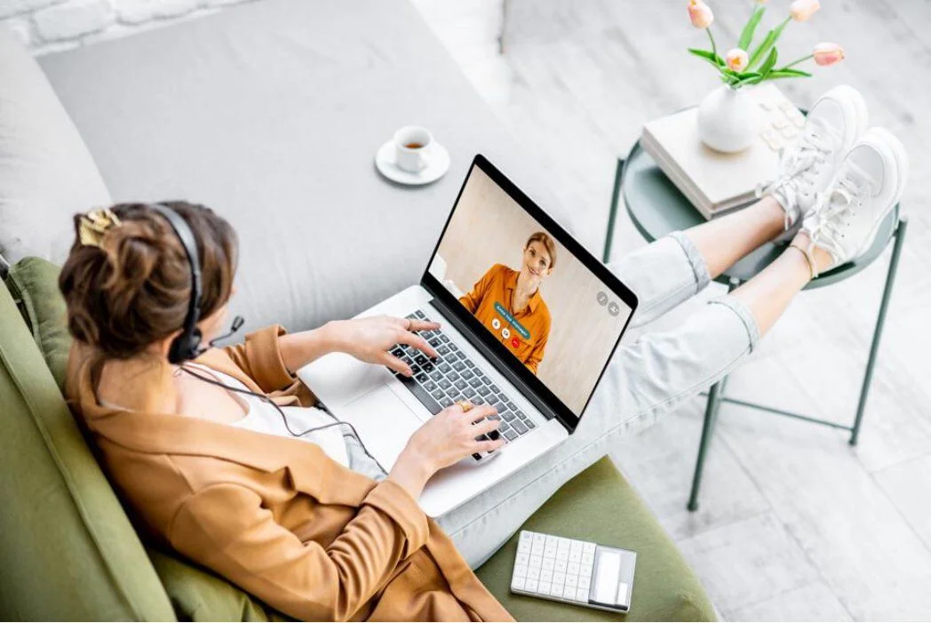 Nên mặc gì để họp online khi làm việc tại nhà?-5