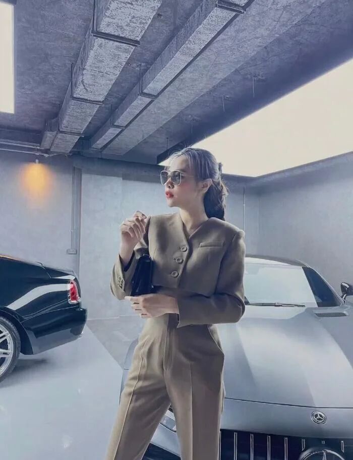 Đàm Thu Trang “bắt trend” lên đồ liên tục 9 bộ, biến hình trước siêu xe 14 tỷ-4