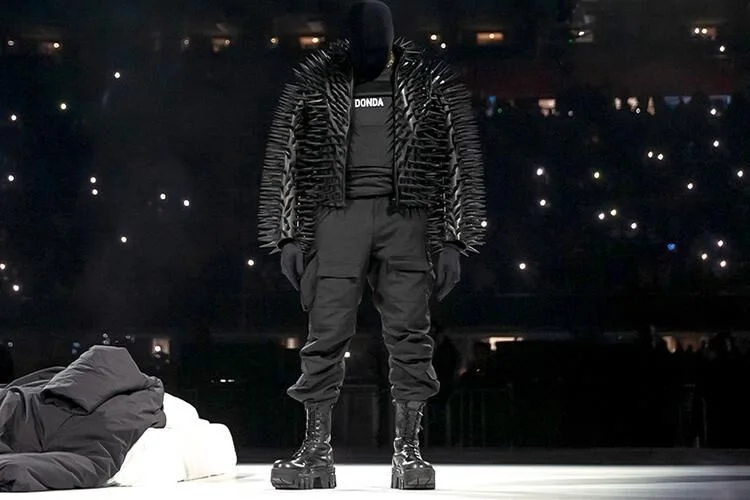 Bên cạnh album mới, Kanye West ra mắt các sản phẩm Merch cùng Balenciaga