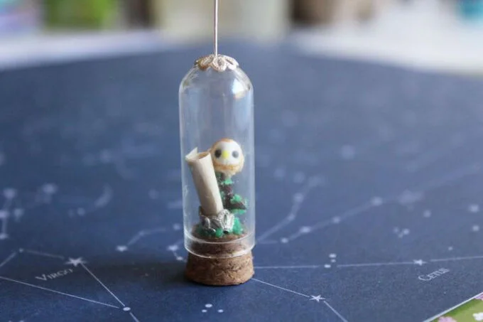 Tác phẩm mặt dây chuyền 'Tin nhắn của Owl Post Message'.