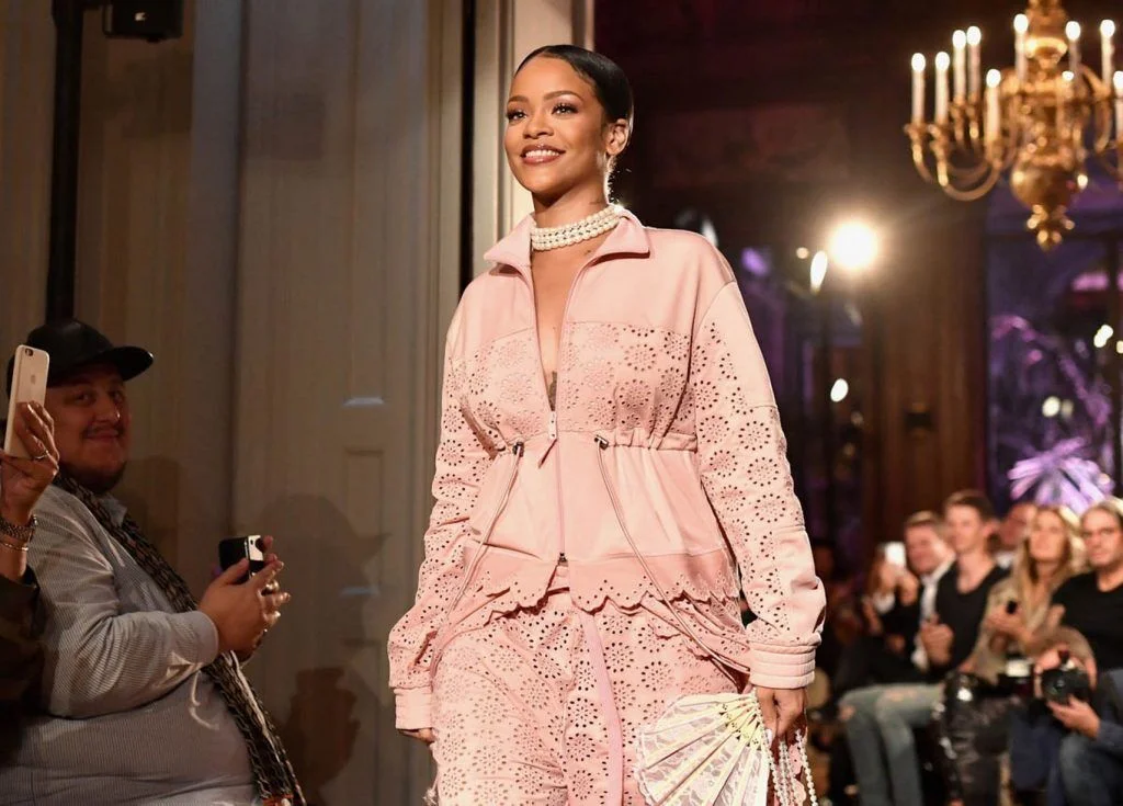 Ca sĩ Rihanna trở thành tỷ phú USD