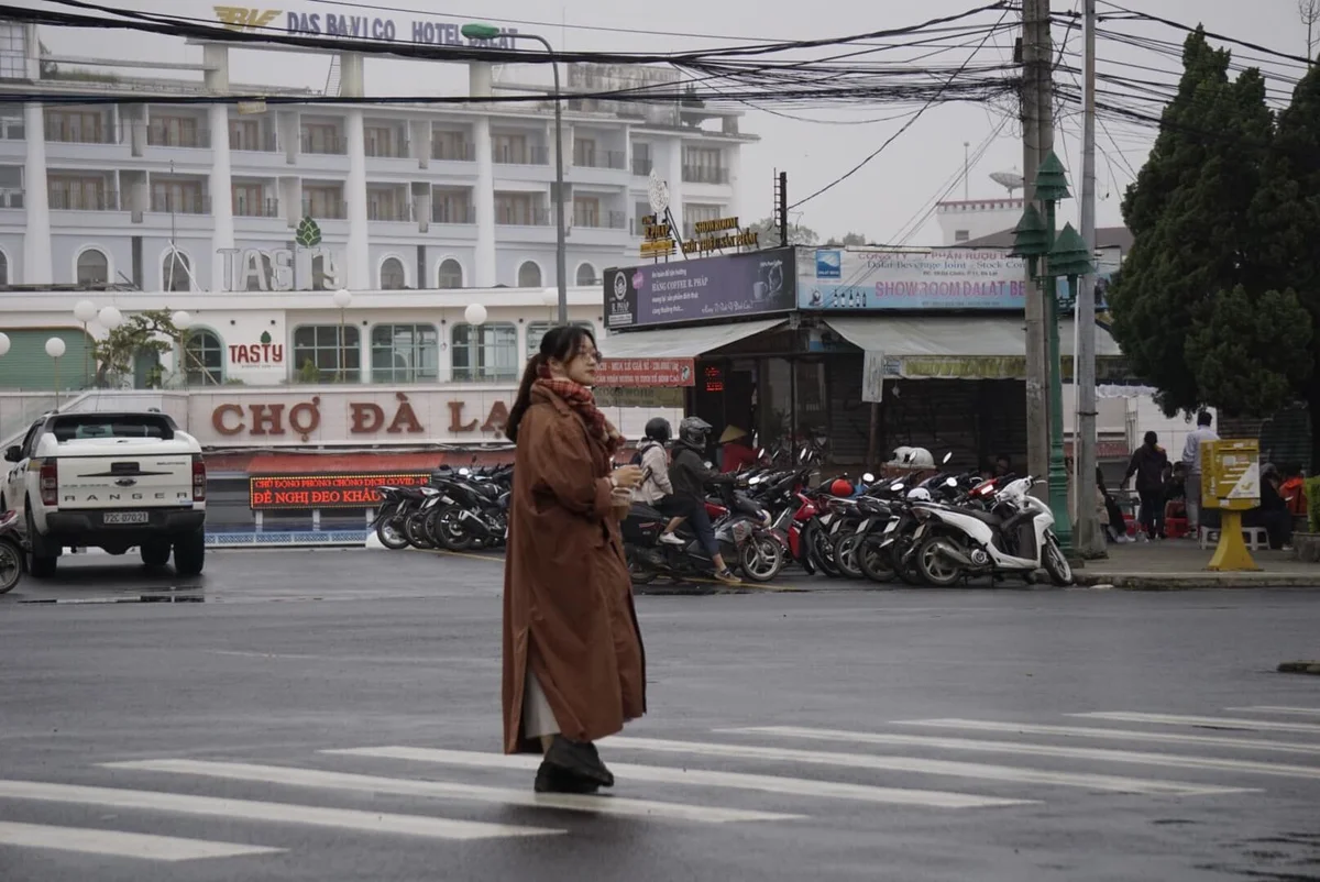 Người Đà Lạt ra đường uống cà phê, ăn sáng từ 5h30 - 11