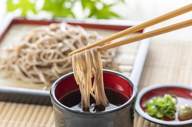 Vì sao người Nhật nổi tiếng tao nhã lại thích húp xì xụp thành tiếng khi ăn mì?-5