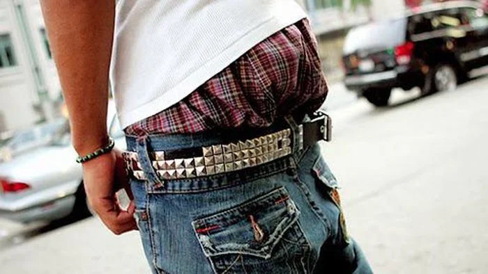 Balenciaga bị chỉ trích vì mẫu quần tụt mới-2