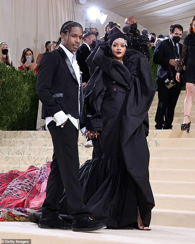 2 thiết kế “độc - dị” của nhà mốt Balenciaga trên thảm đỏ Met Gala-3