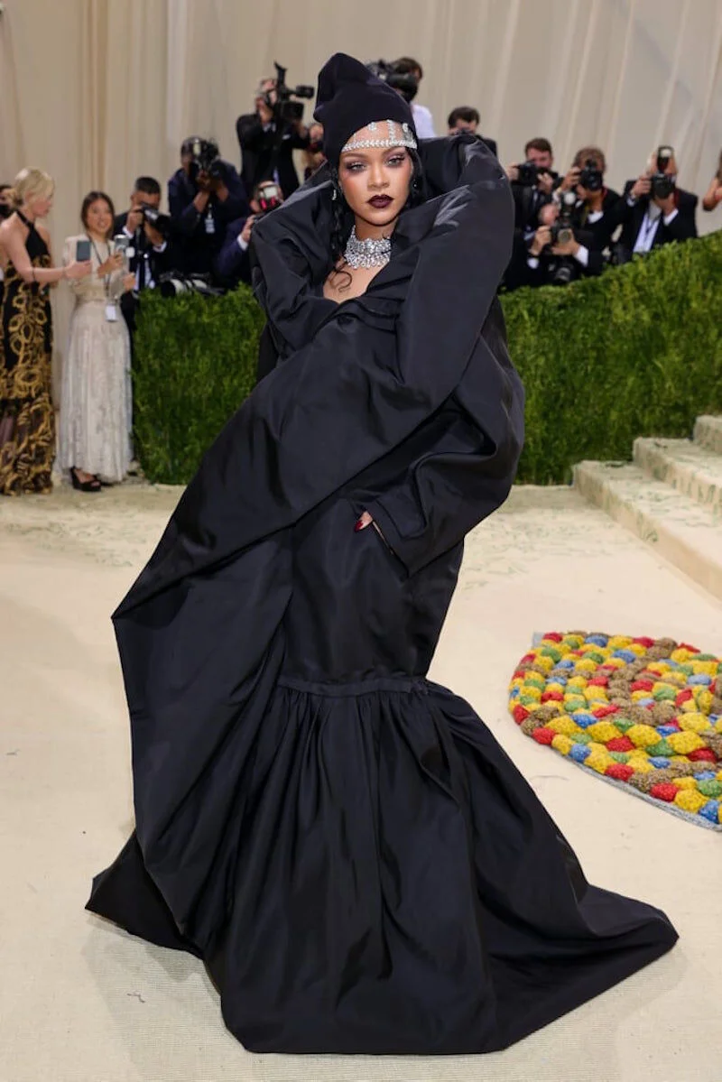 2 thiết kế “độc - dị” của nhà mốt Balenciaga trên thảm đỏ Met Gala