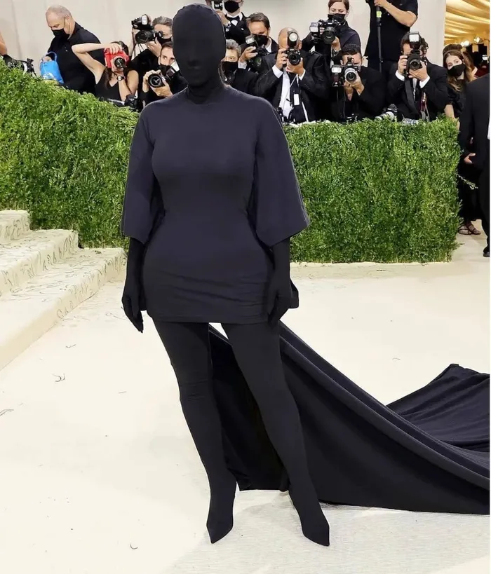 2 thiết kế “độc - dị” của nhà mốt Balenciaga trên thảm đỏ Met Gala-7