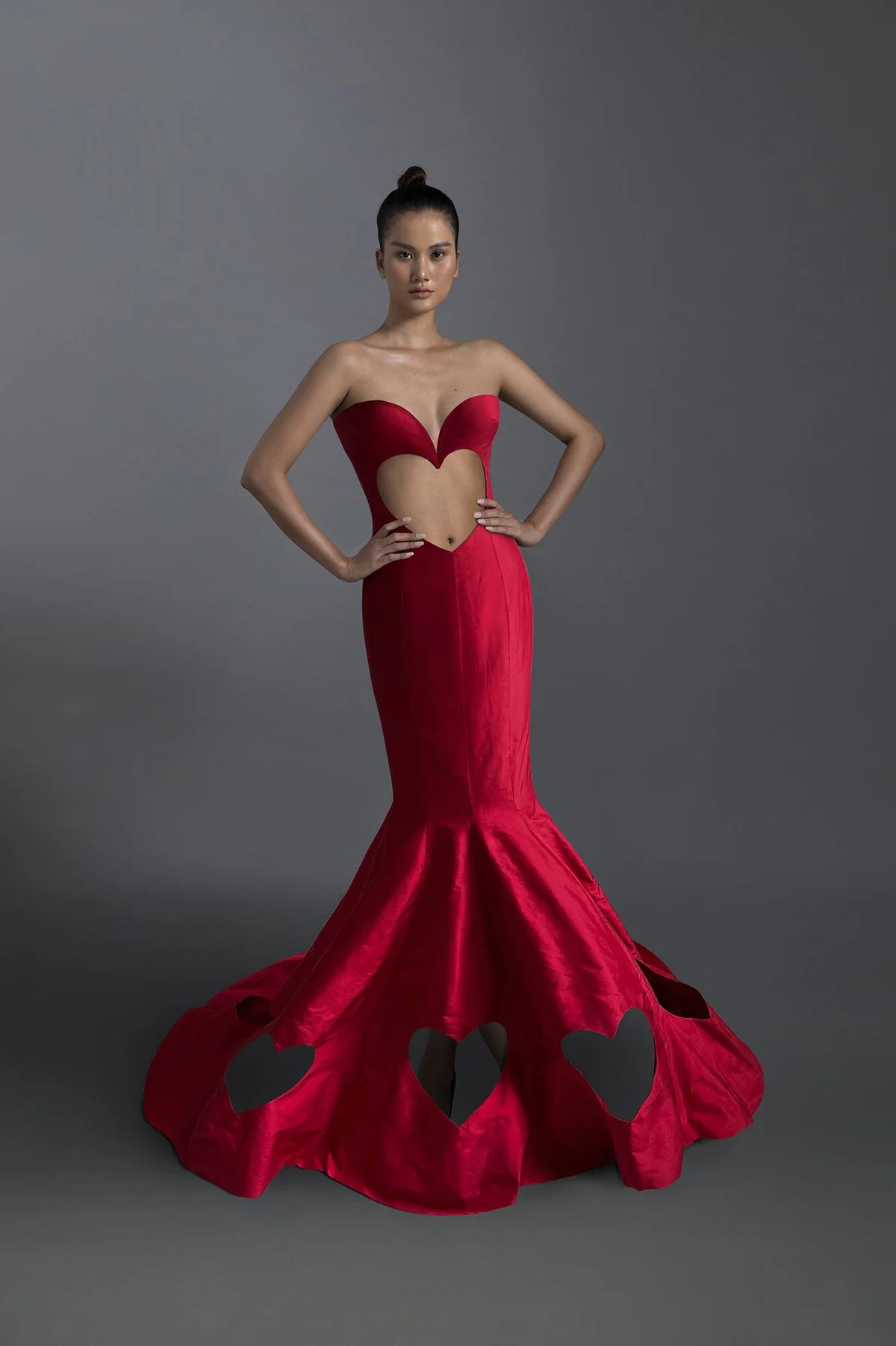 BST mới của NTK Trần Hùng gây ấn tượng tại London Fashion Week