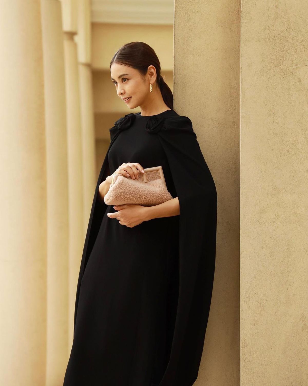 Các ngôi sao đã phối đồ với chiếc túi Fendi First như thế nào?-11
