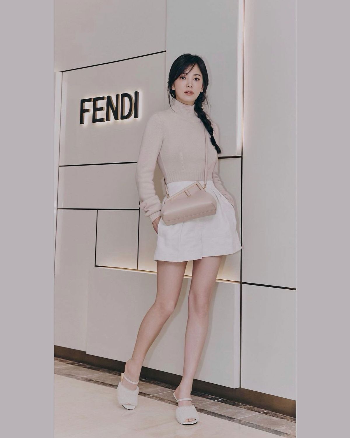 Các ngôi sao đã phối đồ với chiếc túi Fendi First như thế nào?-8