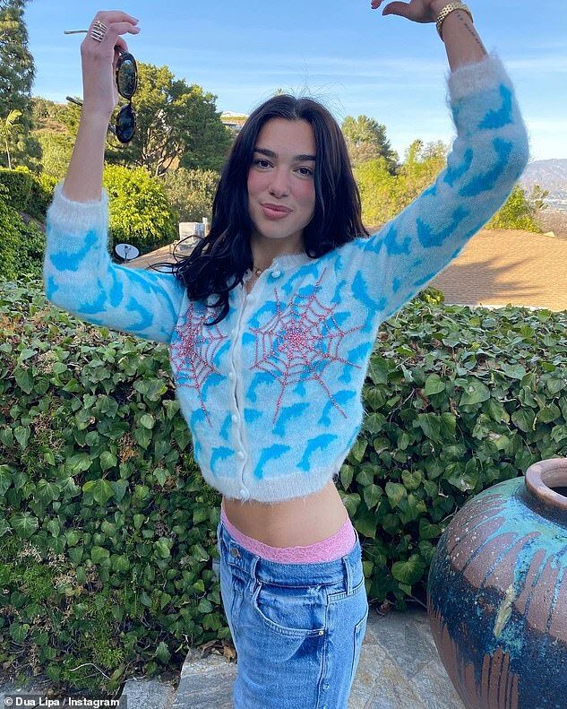 Chinh phục phong cách Y2K cùng Dua Lipa-9