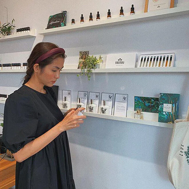 Có 1 mẫu đầm khiến sao nữ Vbiz mê mệt: Thoải mái level max nhưng lại khiến nhiều cô vướng vào nghi vấn có bầu - Ảnh 2.