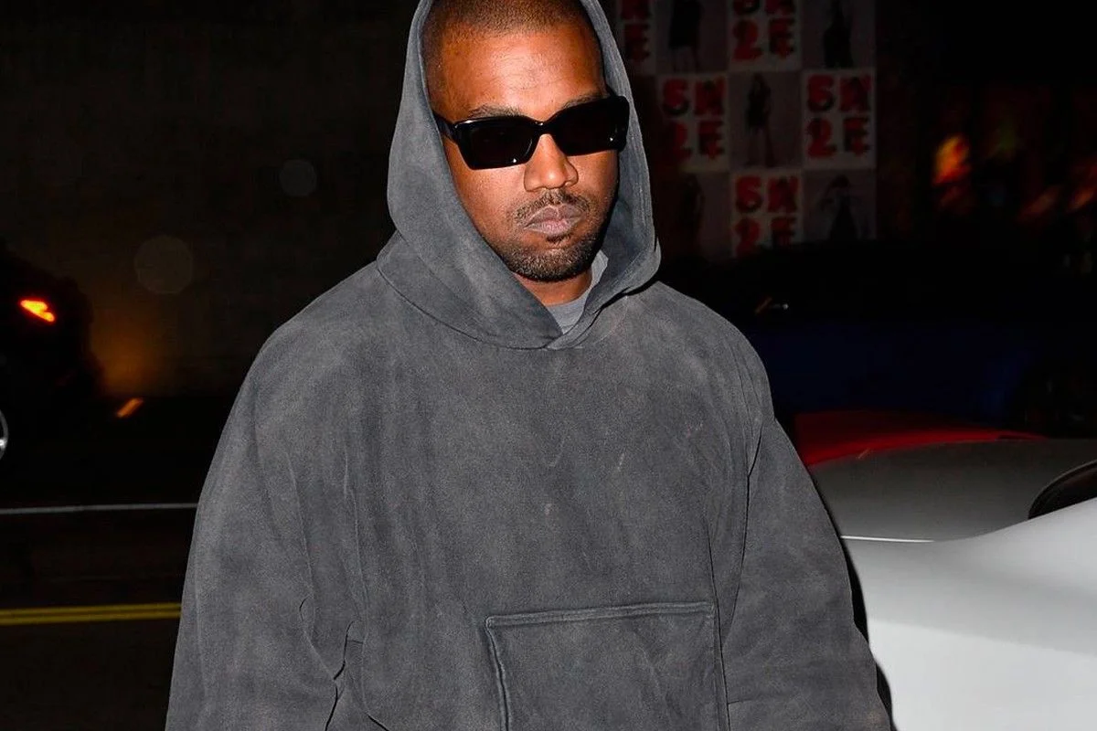 Tin được không: Dự án Yeezy x GAP thu về 14 triệu USD chỉ riêng dòng áo nỉ “The Perfect Black Hoodie”?