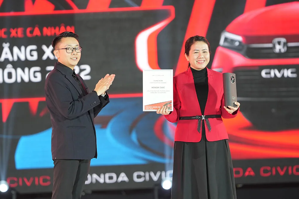 Ông Phạm Xuân Hà – Đại diện Ban tổ chức Car Choice Awards 2022 trao Giải “Vô lăng Xe phổ thông 2022” cho đại diện Công ty Honda Việt Nam – Bà Đỗ Thu Hoàng – Phó TGĐ Thứ Nhất