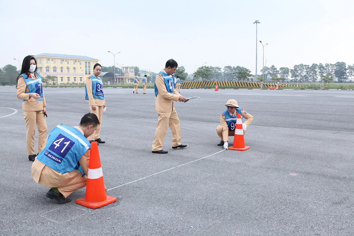Học viên thực hành thiết kế bài học mẫu minh họa