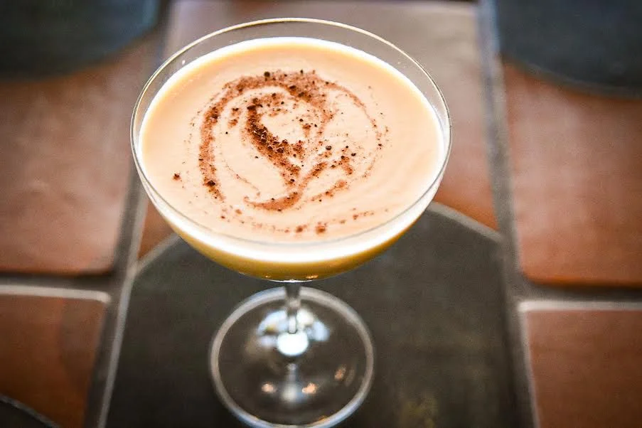 Rượu martini màu nâu nhạt với một chút muối hun khói.