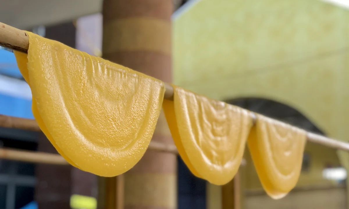 Bánh phở chín có màu vàng đậm.