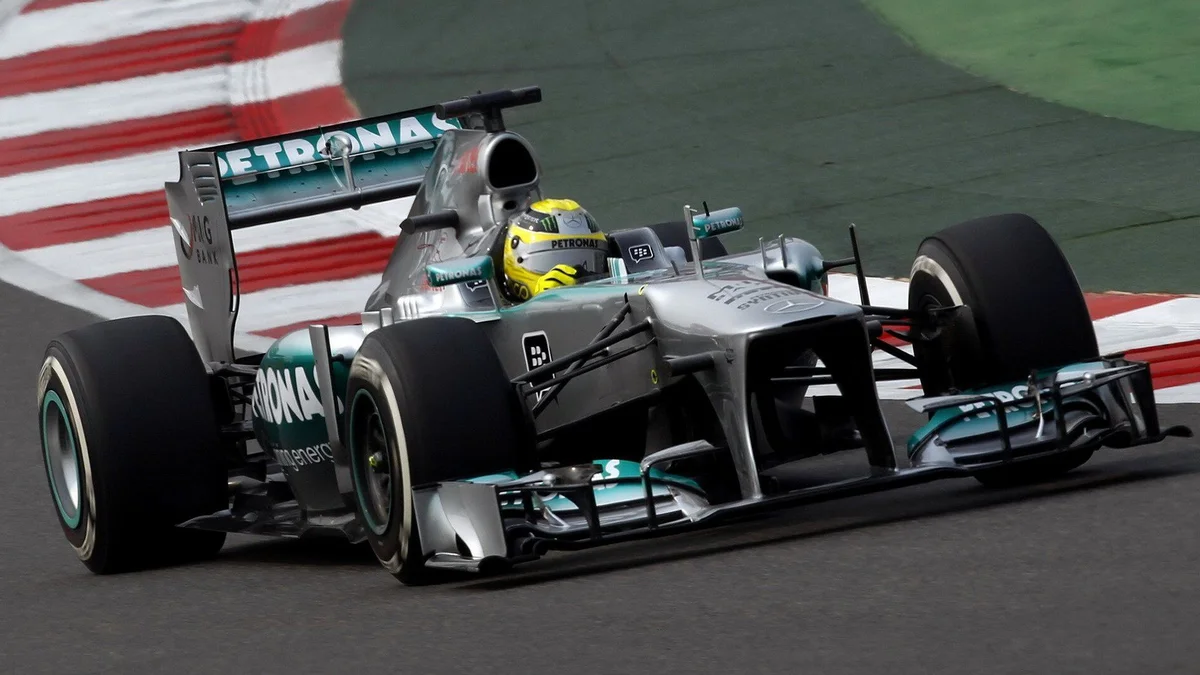 Bán đấu giá Mercedes-AMG Petronas F1 đầu tiên của Lewis Hamilton