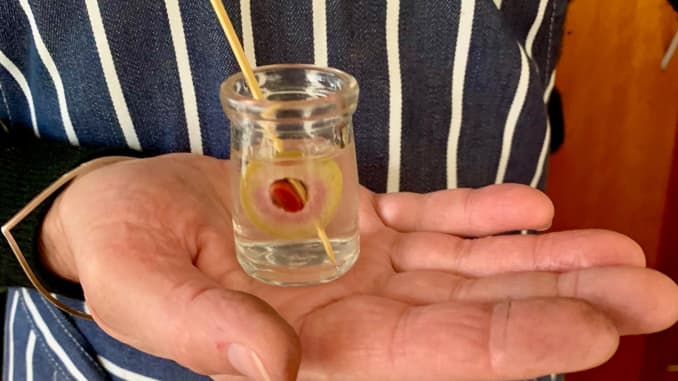 Ly cocktail được Lisa Gottlieb pha chế tại nhà trong thời gian cách ly. Ảnh: NVCC.