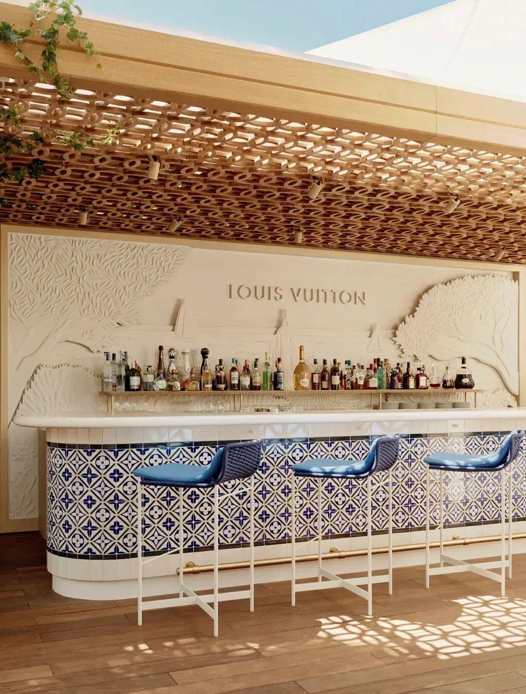 Không gian bên trong nhà hàng được bài trí mang phong cách nhiệt đới với biểu tượng đặc trưng của Louis Vuitton. Ảnh: Elite Traveler