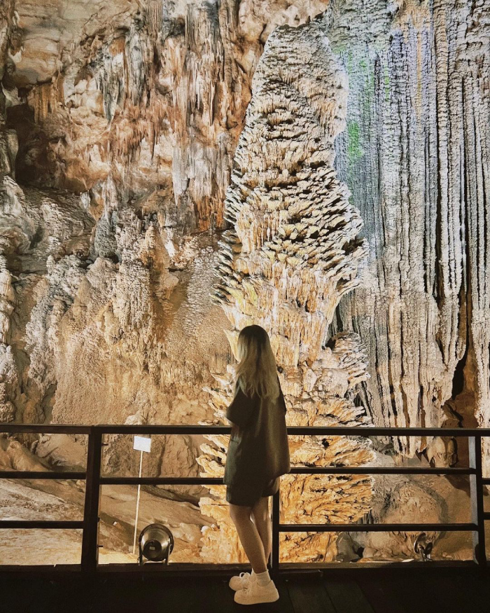 Động Thiên Đường hùng vĩ và đẹp đẽ vô cùng với những tảng đá vôi khổng lồ. Ảnh ngmailinh