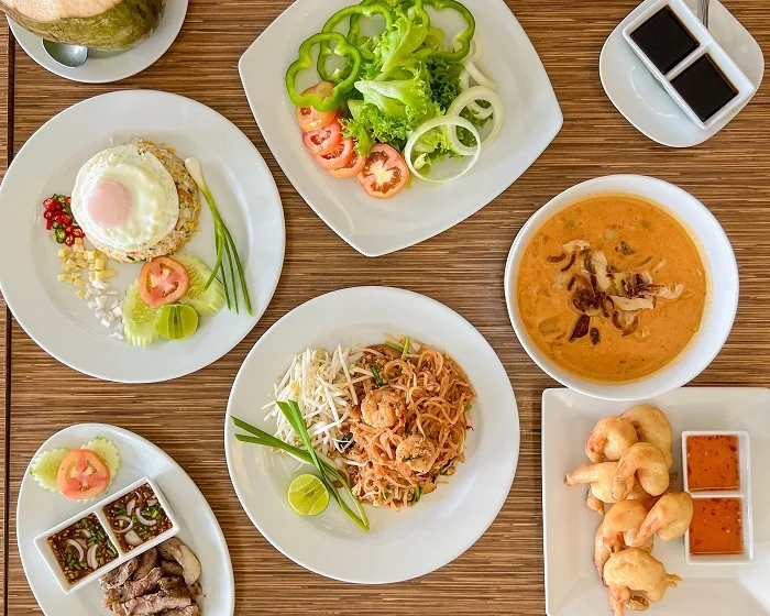 Nhà hàng phục vụ những món ăn vô cùng hấp dẫn. Ảnh: Booking