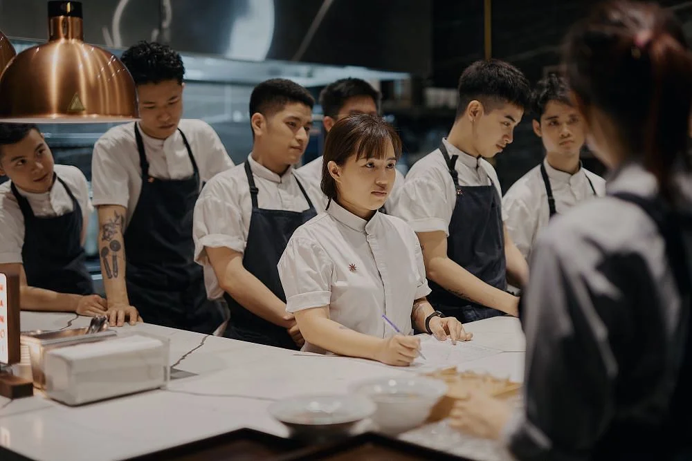 Đầu bếp Sam Trần cùng đội ngũ tại nhà hàng GIA Restaurant.