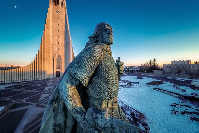 nhà-thờ-Hallgrimskirkja-ivivu-2