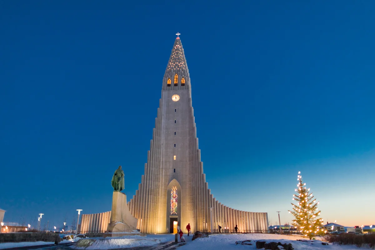 nhà-thờ-Hallgrimskirkja-ivivu