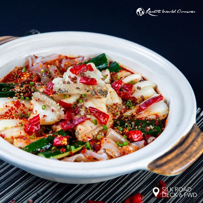 Ẩm thực mang đặc trưng của các vùng đất được phục vụ trên du thuyền với phong cách sang trọng.