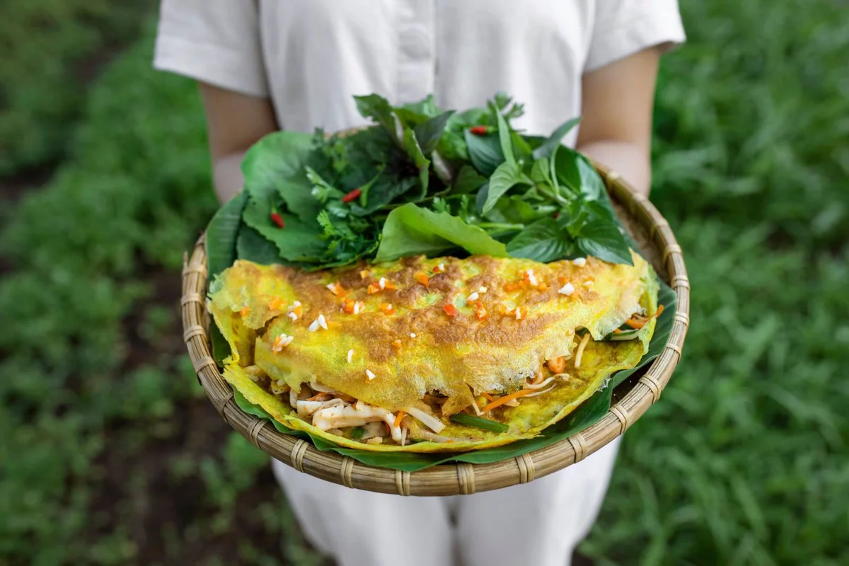 Bánh xèo tôm giòn rụm – Đặc sản ẩm thực thuần Việt tại nhà hàng Vietnamese by the Market