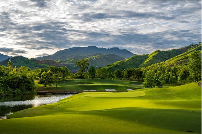 Khung cảnh thiên nhiên hùng vỹ, nên thơ khiến golfer phải mê đắm. Ảnh: Golfnews