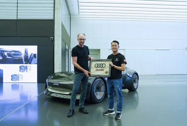 Nghệ nhân gỗ Việt Nam chế tạo xe bán tải điện Cybertruck độc đáo thu hút cả thế giới