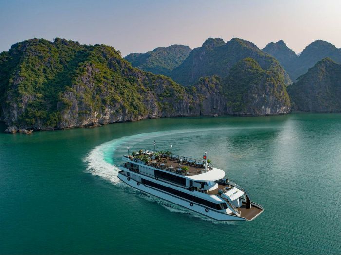 Khám phá du thuyền V-Dream 5 sao tận hưởng 1 ngày kỳ thú ở Hạ Long