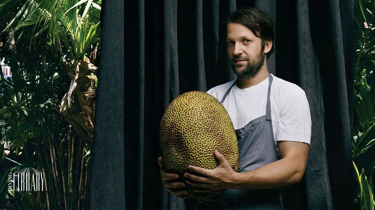René Redzepi rất thích được chụp hình cùng những nguyên liệu tự nhiên từ vườn