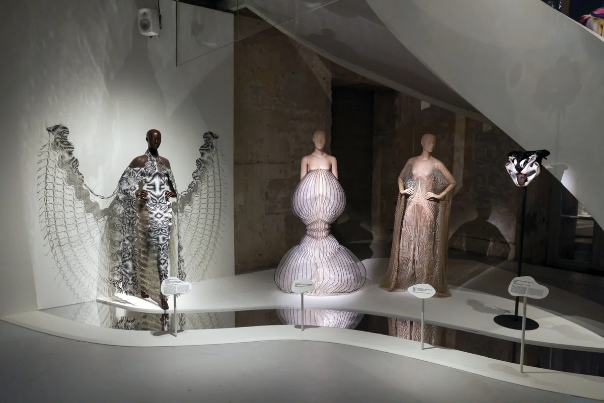Triển lãm “Iris van Herpen: Sculpting the Senses” ở bảo tàng Pháp