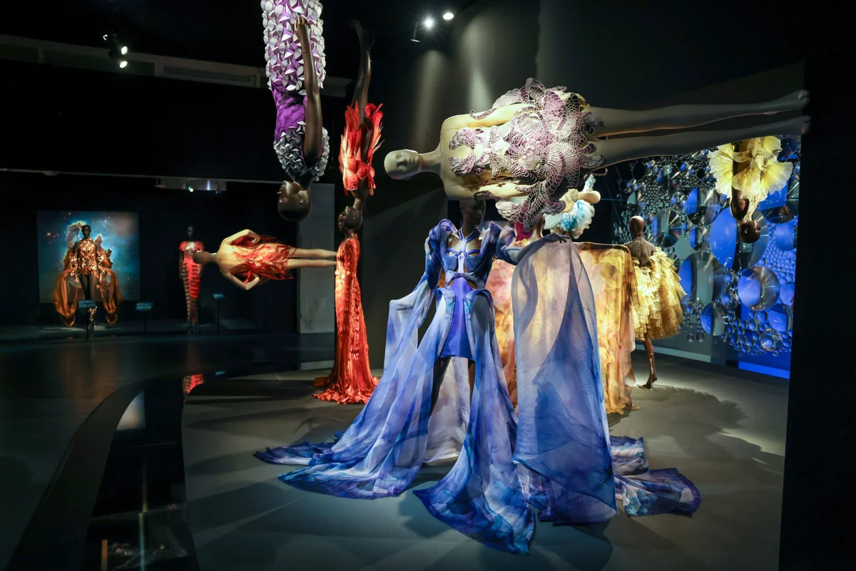 Triển lãm “Iris van Herpen: Sculpting the Senses” ở bảo tàng Pháp