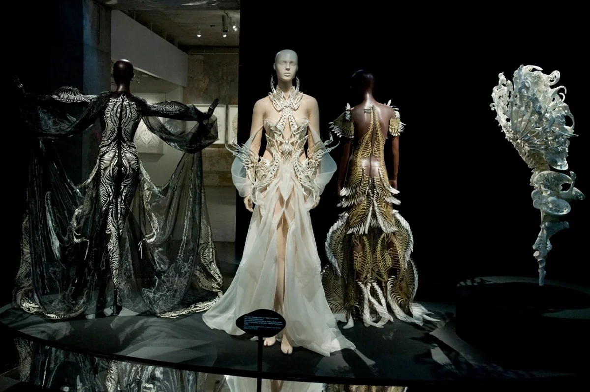 Triển lãm “Iris van Herpen: Sculpting the Senses” ở bảo tàng Pháp