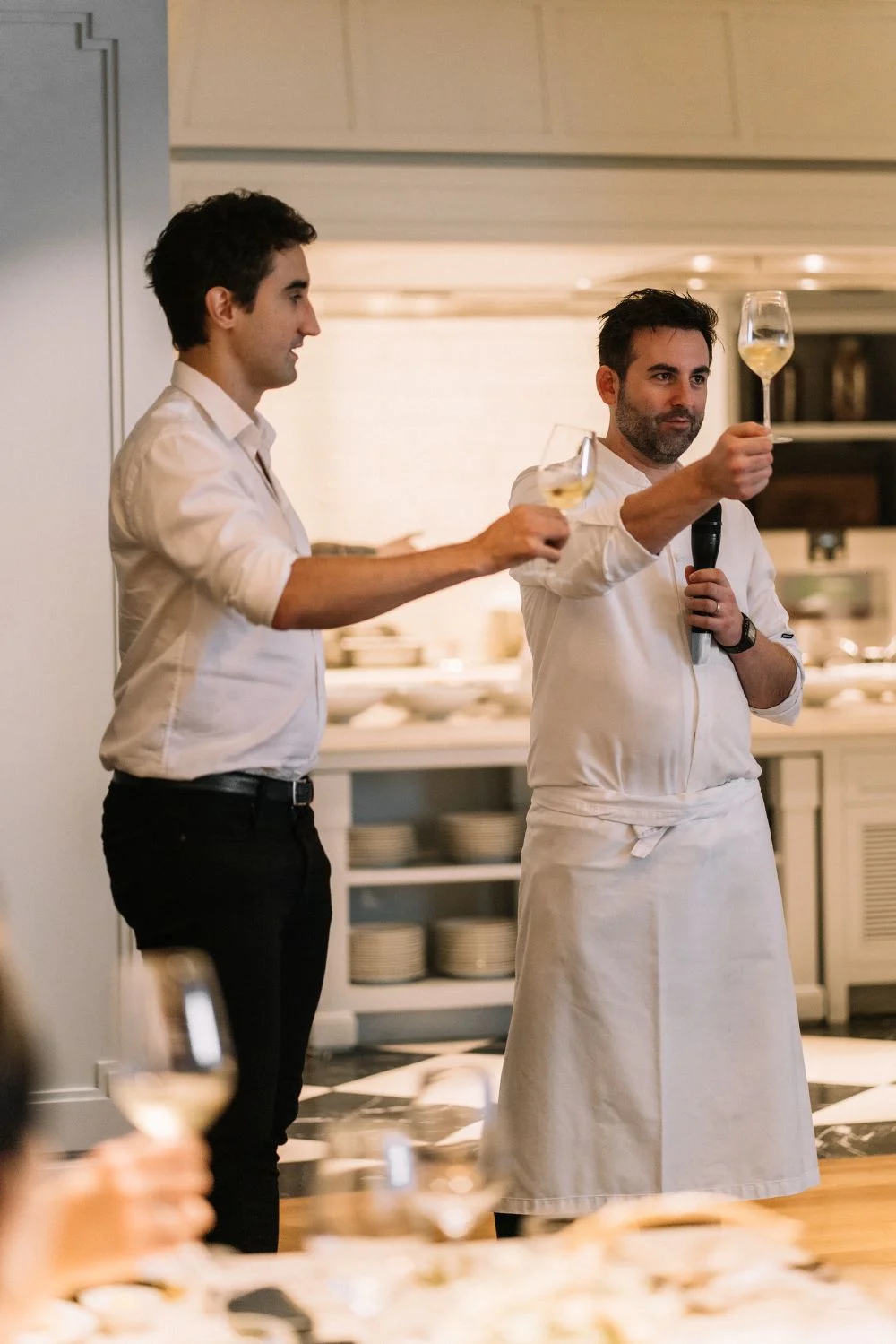 Chef Michael Wilson nâng ly mở màn bữa tiệc của Masters of Food and White ở khách sạn Park Hyatt Sài Gòn