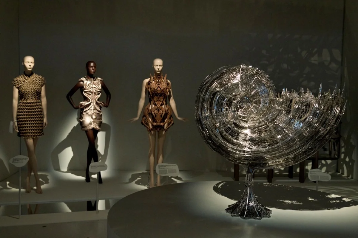 Triển lãm “Iris van Herpen: Sculpting the Senses” ở bảo tàng Pháp