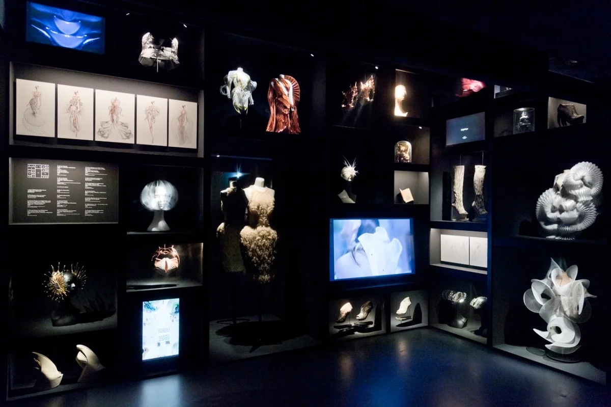 Triển lãm “Iris van Herpen: Sculpting the Senses” ở bảo tàng Pháp