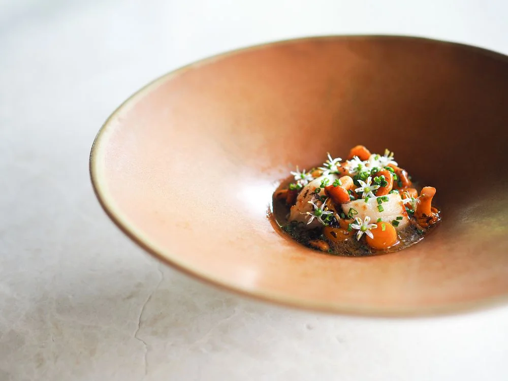 Món Onion Custard được Chef Michael Wilson kết hợp công phu nhiều loại nguyên liệu, với cách xử lý tỉ mẩn để chiết xuất nên hương vị tinh túy
