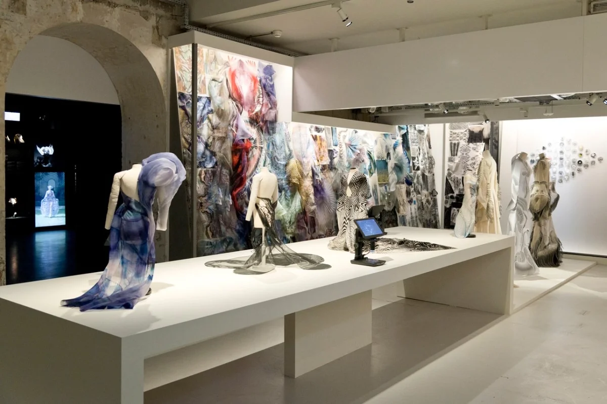 Triển lãm “Iris van Herpen: Sculpting the Senses” ở bảo tàng Pháp