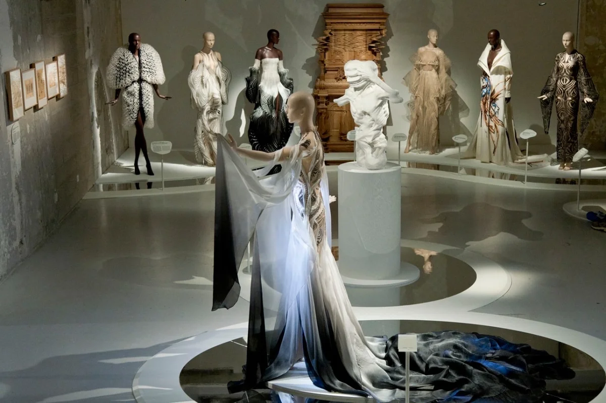 Triển lãm “Iris van Herpen: Sculpting the Senses” ở bảo tàng Pháp