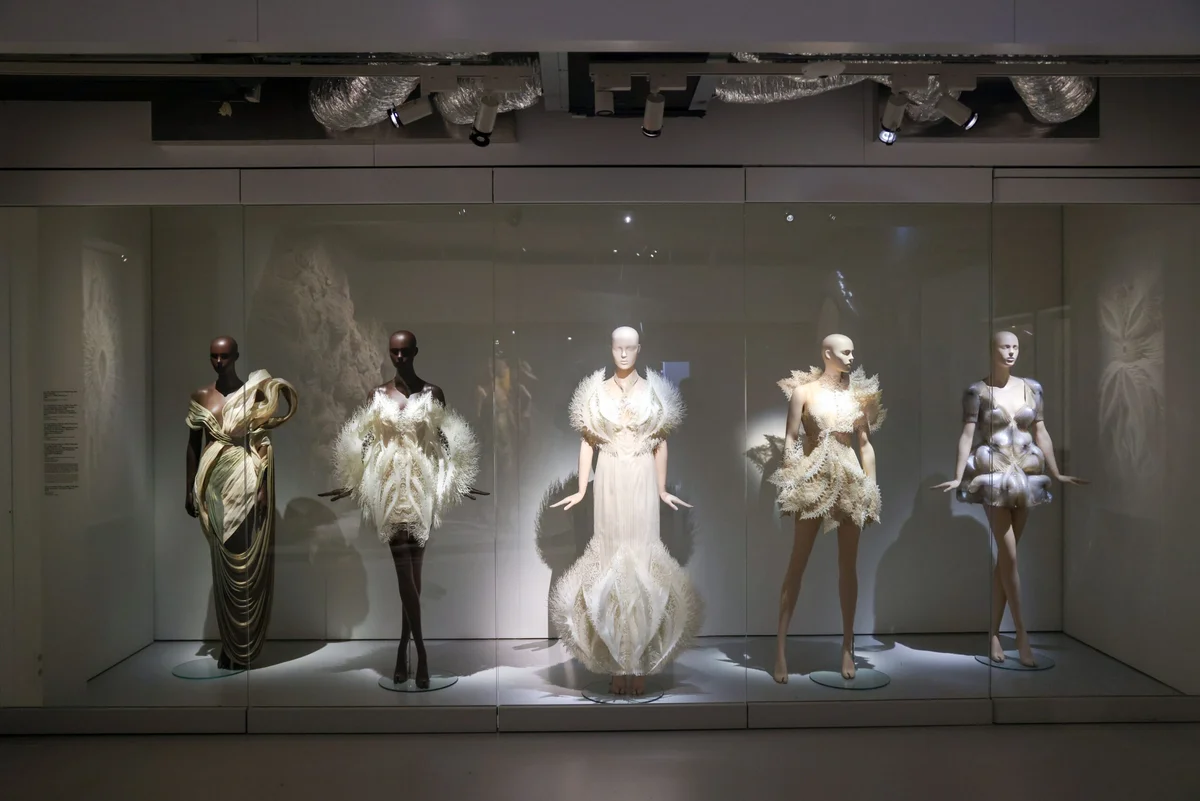 Triển lãm “Iris van Herpen: Sculpting the Senses” ở bảo tàng Pháp