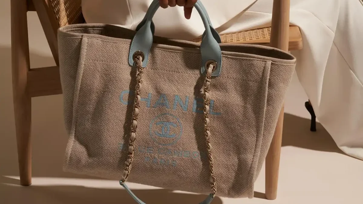 Túi xách Chanel Deauville: Người bạn đồng hành ven bờ biển