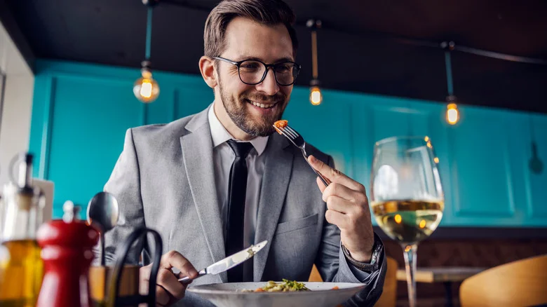 Vén màn bí mật đằng sau công việc "ăn uống" của Thanh tra Michelin